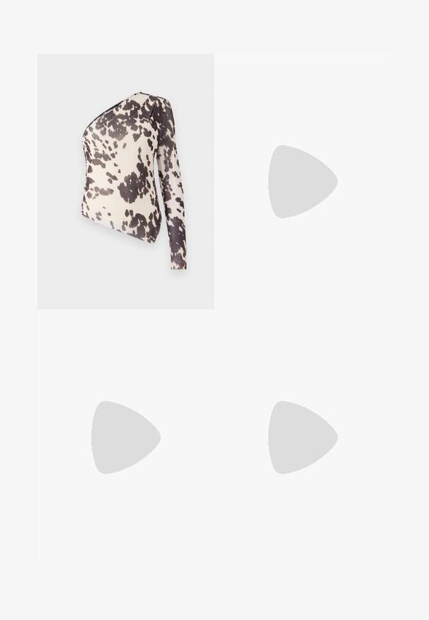 Top a spalla unica in tessuto leggero con sfondo beige e macchie nere irregolari, texture liscia e design aderente.; Gonna maxi realizzata in tessuto leggero e trasparente, con una base beige caratterizzata da macchie astratte marrone scuro e un silhouette dritta.; Scarpe slingback a punta in vernice beige lucida con tacco sottile e cinturino regolabile per una calzata sicura.; Borsa a tracolla in ecopelle nera con texture a coccodrillo, apertura cinchata e tracolla arricciata. Si presenta con un design morbido e compatto.