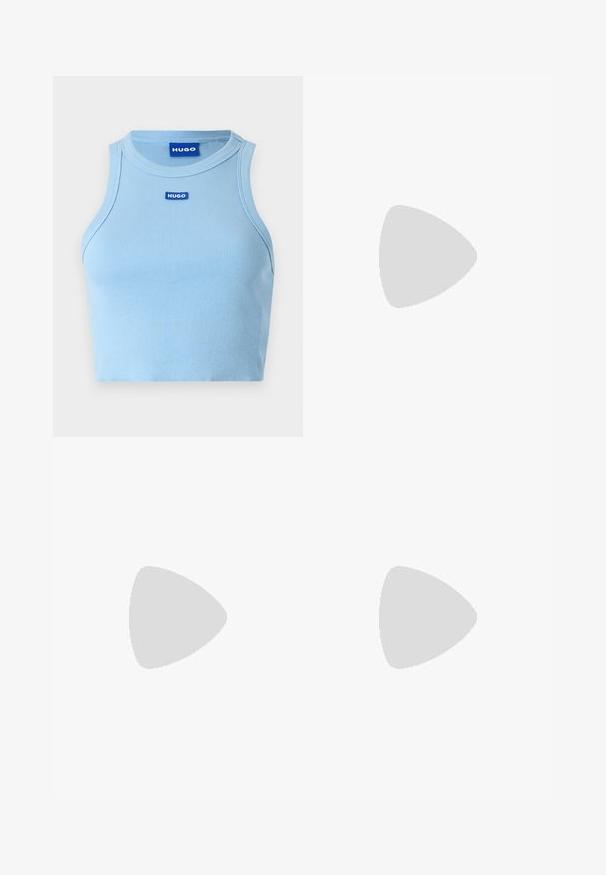 Canottiera a coste blu chiaro con scollatura a girocollo. Presenta un piccolo logo blu "HUGO" sul davanti. Il tessuto sembra morbido e aderente.; Pantaloni da pigiama a quadri blu con vita elastica e coulisse. Vestibilità ampia con una consistenza di tessuto morbido. Nessuna tasca visibile.; Sneakers bianchi in pelle con strisce nere, suola in gomma naturale, punta tonda, chiusura con lacci e cappuccio in suede grigio morbido.; Occhiali da sole neri con montatura rettangolare, lenti blu e un design del ponte distintivo. Finitura elegante, texture sobria.