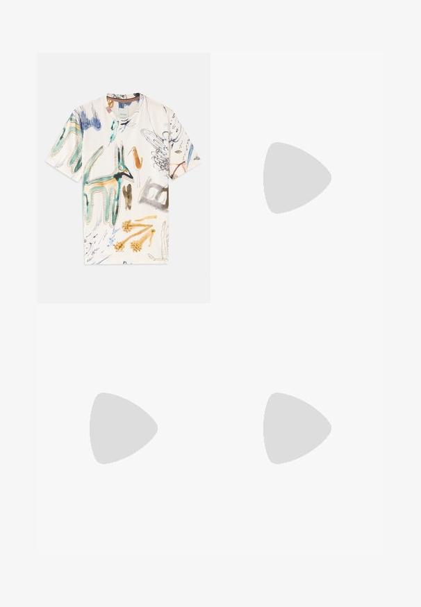 Biała koszulka z krótkim rękawem z kolorowymi wzorami zwierząt i abstrakcyjnymi motywami. Wykonana z miękkiego materiału z klasycznym okrągłym dekoltem.; Beżowe chinosy z gładkiej mieszanki bawełny, o dopasowanym kroju, z płaskim przodem, szlufkami na pasek i prostą srebrną klamrą w minimalistycznym stylu.; Czarny, pleciony but wsuwany z gładkim skórzanym akcentem na cholewce, o okrągłym nosku i niskoprofilowej gumowej podeszwie.; Czarna skórzana kopertówka o teksturowanej powierzchni, z przednią kieszenią na zamek błyskawiczny i odpinanym uchwytem na nadgarstek. Posiada naszywkę z logo z przodu. Prostokątny kształt.