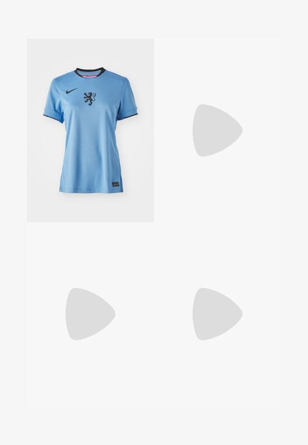 Šviesiai mėlyna Nike futbolo marškinėliai su trumpomis rankovėmis, juodu apykakle ir liūto emblema viduryje. Ranka su juodais akcentais.; Šviesiai mėlyni sportiniai šortai, pagaminti iš kvėpuojančios medžiagos, su juodu liūto emblemu ant kairiosios kojos ir juodu Nike logotipu dešinėje.; Juodos aukštakulnės šlepetės su plačia juostele, dekoruotos kalnų krištolais, ir elegantišku dizainu; su sagtimi ir glotniu paviršiumi.; Sidabriniai auskarai žiedai su sukto dizaino, turintys poliruotą apdailą ir fiksavimo smeigtuką. Skersmuo maždaug 3 cm.