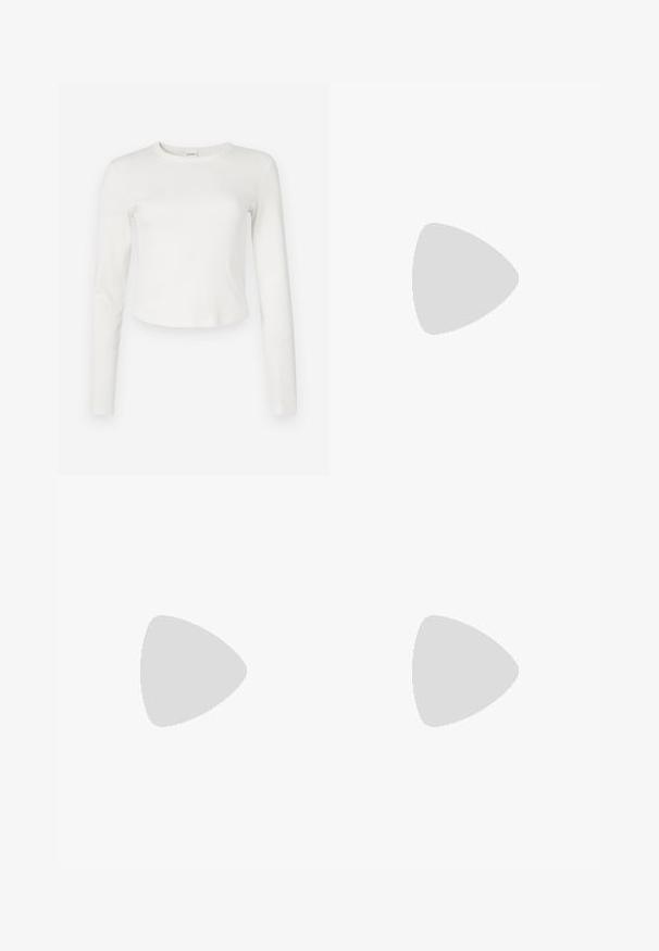 Top blanco de manga larga acanalada con cuello redondo y dobladillo recortado. Textura suave y diseño minimalista, con un pequeño logo en el costado.; Vaqueros de campana beige hechos de algodón suave. Presentan un diseño clásico de cinco bolsillos, cierre de botón y costuras cuidadosas a lo largo de los bordes.; Zapatos planos con estampado de leopardo hechos de un suave pelo, con un diseño de punta afilada y un perfil bajo. Tonos naturales con acentos en negro.; Bolso de satén beige con parte superior anudada, que presenta una textura suave y lisa y una forma redondeada, diseñado para ser simple y elegante.