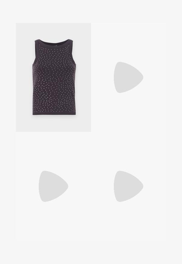 Zwarte tanktop met een ronde halslijn en zonder mouwen, voorzien van een verspreid patroon van kleine zilveren studs. Zachte stof.; Asymmetrische witte rok met lichte verticale strepen, gekenmerkt door een gedrapeerd ontwerp en een gladde stofstructuur. Eenvoudige tailleband, niet versierd.; Bruine suède slipper sandalen met twee grote zilveren gespbanden, een zwarte rubberen zool en een gestructureerd loopvlak.; Katoenen vierkante sjaal in crème met zwarte paisley- en bloemenpatronen, omrand met ingewikkelde details. Bevat het merkimago in de hoek.