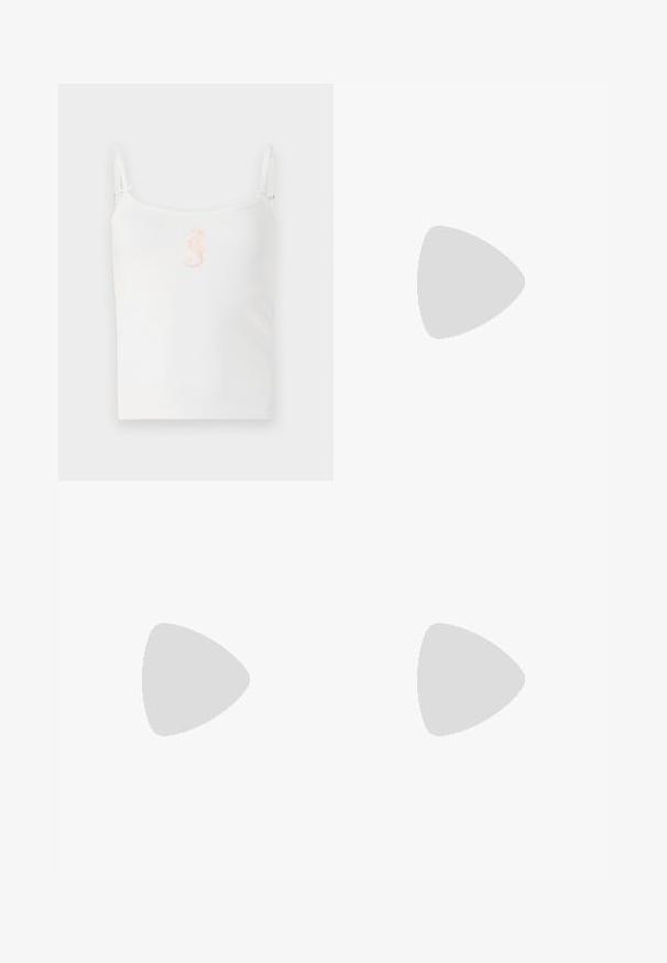 Top de maieu alb cu dungi, cu bretele subțiri, având un mic design cu un cal de mare roz în centru. Textură netedă, croială lejeră.; Fustă din denim gri cu textură verticală, având închidere cu buton frontal, două buzunare laterale și tiv drept.; Pantofii cu toc ascuțit din piele neagră, cu breteaua pentru glezne și toc gros. Textură netedă, design elegant și estetică minimală.; Geantă tote neagră din piele, cu textură netedă, formă rectangulară și două mânere lungi. Fără hardware vizibil sau ornamente.