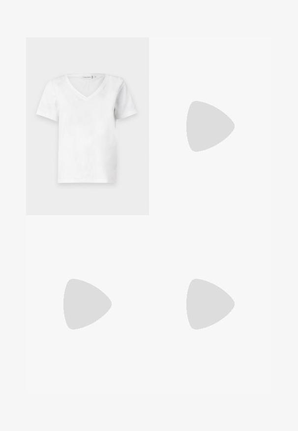 Hvit kortermet V-hals t-skjorte laget av bomull, med en myk tekstur og en klassisk passform. Merket synlig ved halslinjen.; BOSS TILEPA - Bukse - dark blue; Lys blå patentlær mule med spiss tå, lav gjennomsiktig hæl og en elegant design med utskjæring på vampen.; Hvit lærveske med en buet fasong, med et preget "CK"-logo på forsiden og en enkel skulderstropp. Glidelåslukking på toppen.