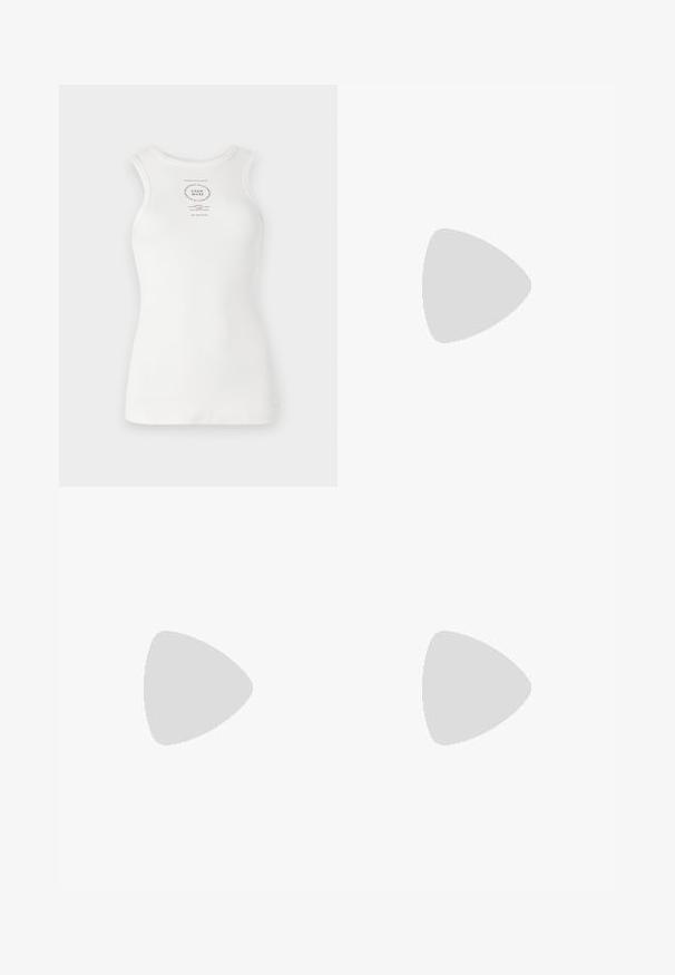 Vit ärmlös tanktop med en åtsittande design, ribbad yta och cirkulär tryckt logotyp i mitten, med svarta textdetaljer.; Breda byxor i ljusbeige linne med hög midja, framvikningar och en knytbeltdetalj. Slät textur och avslappnad passform.; Svarta lackstövletter vid ankeln med spetsig tå, strukturerad yta och kraftig klack. Elegant design med en slät, glänsande yta.; Tan läderhandväska med plisserad design, justerbar rem och rundad form. Minimalistisk logotyp på framytan.