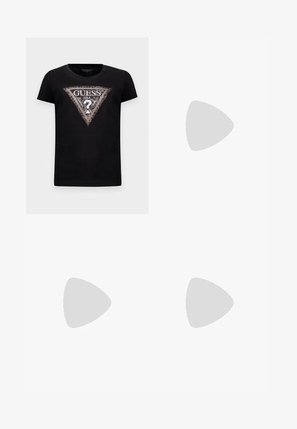 Camiseta negra de manga corta con un gran logo triangular brillante que presenta "GUESS U.S.A." y un signo de interrogación central.; Vaqueros de pierna ancha azul oscuro con una cintura alta, hechos de denim, con un ligero desgaste, bolsillos delanteros y un cierre de botón clásico.; Zapatos de tacón altos beige con una tela texturizada que presenta un patrón repetitivo. Diseño de punta afilada con un acento en la parte trasera y detalle de tacón dorado.; Bolso de mano mini negro con lentejuelas, con una correa de textura anudada y cadena plateada. Forma redondeada con parte superior fruncida y detalles reflectantes.