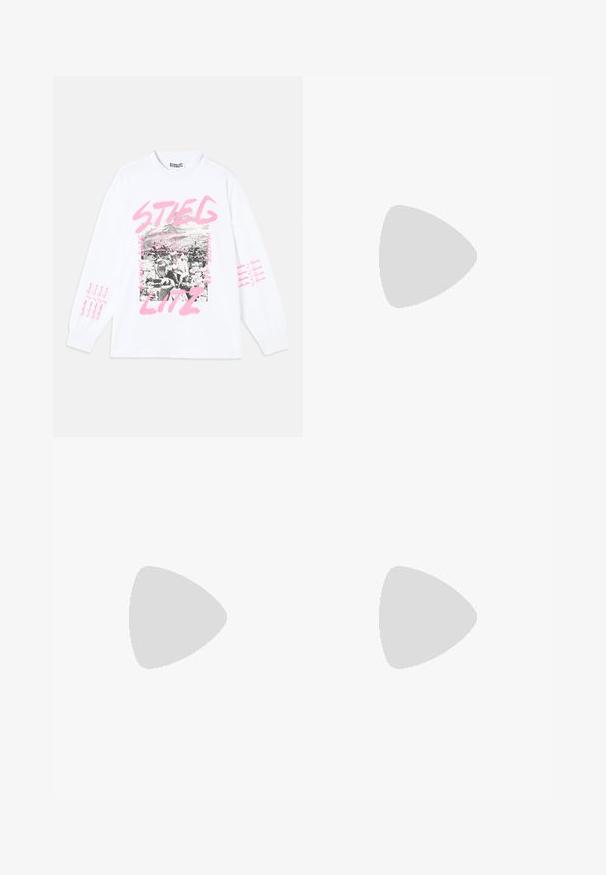 Witte langearmige t-shirt met een grafische print met zwart-witte afbeeldingen en roze tekst, waaronder "STIEGLITZ" en herhalende zinnen op de mouwen.; Lichtblauwe denim jeans met een recht model, vijf-pocket stijl, enkele knoopsluiting en gestikte details langs de naden.; Witte leren sneakers met lichtblauwe accenten, grijs suède neus en een bruine rubberen zool. Voorzien van drie blauwe strepen en "Samba"-branding.; Zwarte zonnebril met bruin getinte lenzen; rechthoekige vorm met een dikke rand, inclusief subtiele hardware accenten op de veertjes.