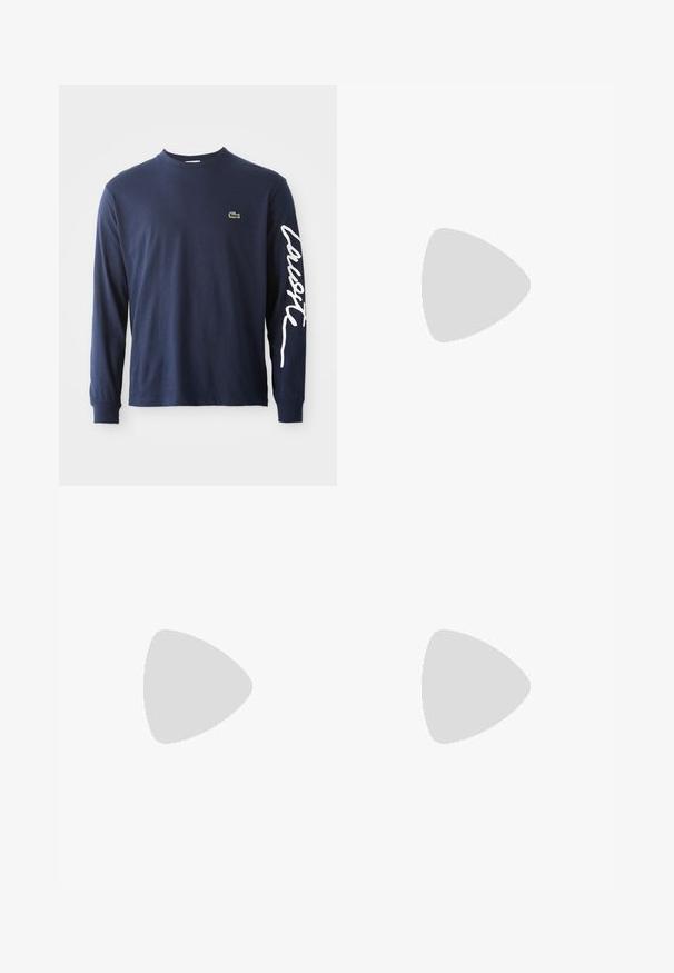 Tricou din bumbac cu mânecă lungă, de culoare bleumarin, cu guler tip crew, având un mic logo verde de crocodil pe piept și text alb pe mânecă.; Pantaloni scurți din bumbac roz, cu talie elastică și șnur, având buzunare frontale și logo-ul brodat "HUGO" pe piciorul stâng.; Adidași Lacoste de culoare gri închis, din material mesh și sintetic, cu o talpă texturată și accente maronii pe guler și branding.; Pungă tip fanny în imprimeu tie-dye de culoare albastru închis, cu un închidere tip fermoar, material texturat și un detaliu logo proeminent pe față.