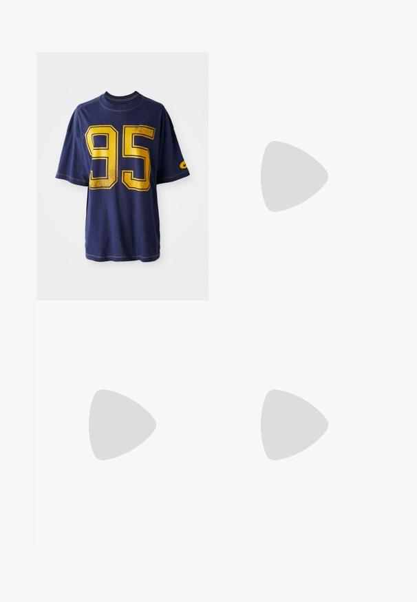 Tricou oversized de culoare bleu marin, cu un mare „95” galben pe față și un mic logo galben pe mâneca stângă.; Fustă până la jumătatea tibiei, de culoare roșie teracotă, cu fermoar la front, talie elastică cu șnur și buzunare laterale cu un design geometric.; Pantofi sport argintii cu accente albe și aurii, având un superior din plasă, talpă din cauciuc și un finisaj reflectorizant. Ciorapii sunt vizibili deasupra gleznei.; O pereche de ochelari de soare rectangulare cu rame translucide de un albastru deschis și lentile de culoare gri închis, având temple drepte și detalii hardware minime.