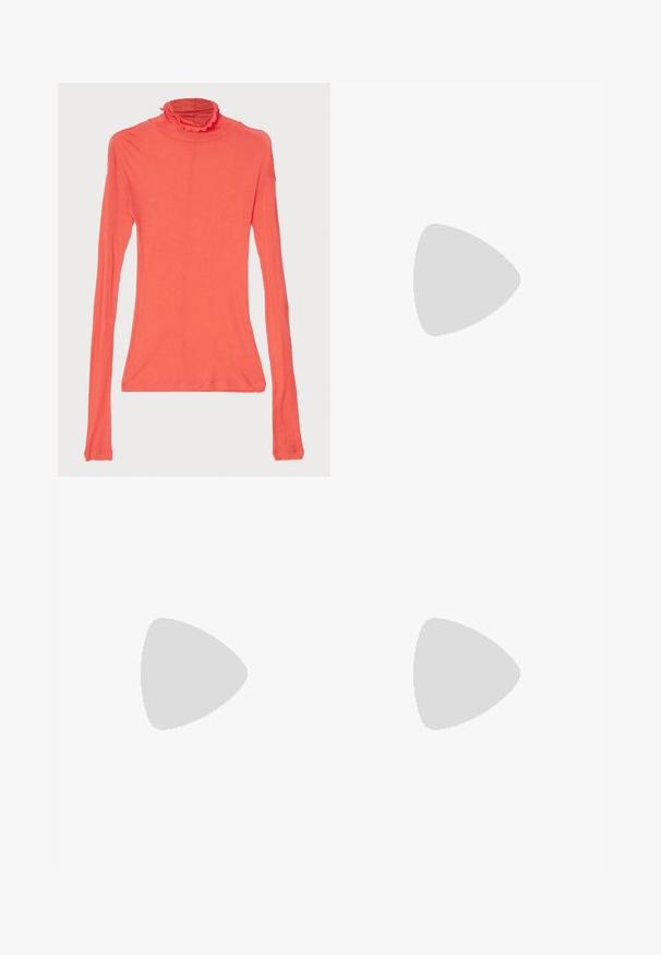 Haut à col roulé à manches longues de couleur corail vif, en tissu extensible doux, coupe ajustée, avec un détail de col froncé, texture lisse, sans motifs.; Pantalons plissés noirs en tissu léger, avec une taille élastique et une coupe droite. Texture lisse, sans motifs visibles.; Sandales blanches à talon léger avec des fines lanières et une texture en cuir lisse ; elles sont dotées d'une petite boucle décorative.; Sac à main en or avec une texture froissée, de forme rectangulaire, doté d'une chaîne en bandoulière et d'une fermeture à clapet sur le dessus. Fini lisse et brillant.