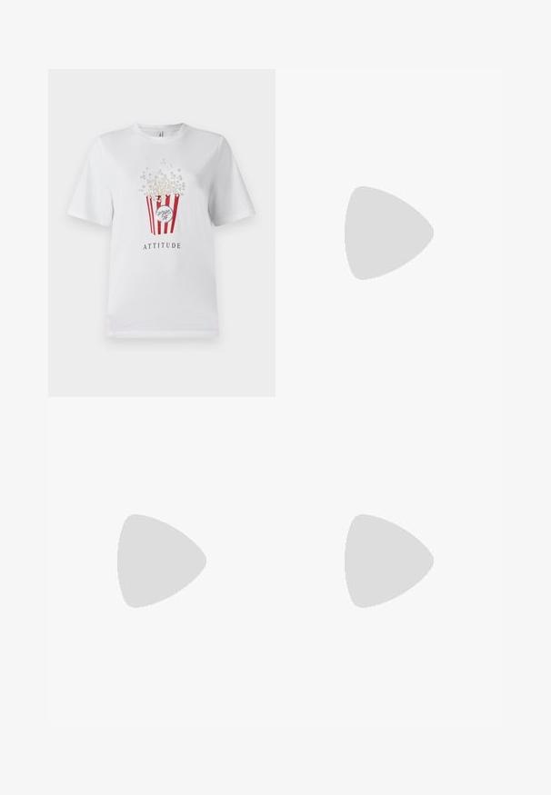 Tricou alb cu un grafic de popcorn în nuanțe de roșu și perlă, având textul "ATITUDINE" dedesubt. Mâneci scurte și o croială clasică.; Șorturi roz deschis din material texturat. Au un brâu elastic cu șnur și vârfuri argintii, concepute pentru confort.; Adidași albi tip pantofi sport cu glezna din pânză, cu talpă din cauciuc negru, capac de vârf din cauciuc frontal și șase ochiuri pentru șireturi, având un design curat și minimalist.; Geantă de mână din piele roșie, cu un design unghiular și geometric. Dispune de o singură curea ajustabilă și un sistem de închidere cu clapetă, cu detalii cusute.