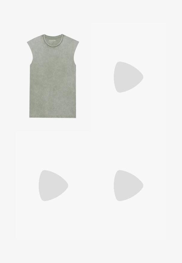 Zelené tielko bez rukávov vyrobené z mäkkého, štruktúrovaného materiálu. Okrúhly výstrih s jemným umývacím efektom a viditeľným prešívaním na leme.; Hnedé rovné džíny s pr frontovými vreckami, gombíkovým zapínaním a poutkami na opasok, zobrazené na bielom pozadí.; Biele atletické tenisky s vrchnou časťou z polyesterovej sieťoviny a koženými detailmi, štruktúrovanou gumovou podrážkou a robustným dizajnom s výraznými kontúrami.; Čierna nylonová crossbody taška s nastaviteľným popruhom, s hladkou textúrou, predným zipsovým vreckom a akcentom loga.