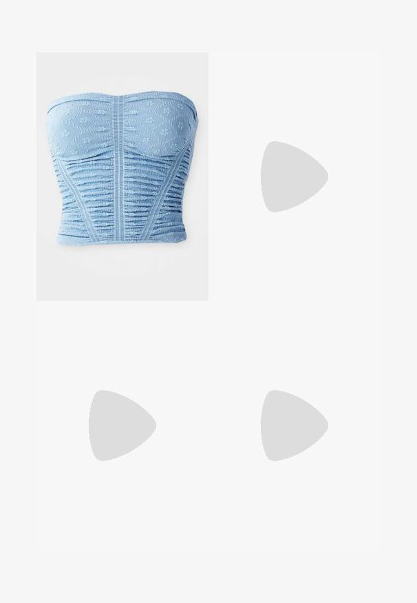 Lichtblauw strapless top met textuur en bloempatronen, verzameld stof en een aansluitende vorm met verticale naad details.; Bruin gestreepte cropped vest en uitlopende broek, met knopen en een gestructureerde stof. Zwarte open teen schoenen en oversized zonnebril.; Zwarte loafer-stijl schoen met een chunky plateauzool, een bovenwerk van soepel leer, decoratieve kettingaccenten en een lichte hak met ingesneden detail.; Zwarte rechthoekige bril met heldere glazen. Glanzende afwerking, smalle veren en paarse tint zichtbaar aan de randen van de glazen.