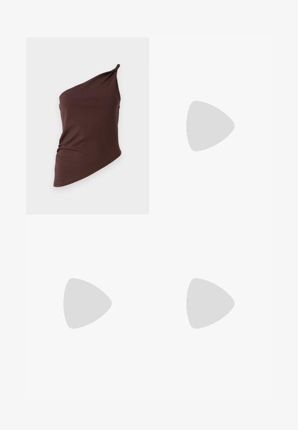 Top asimmetrico marrone realizzato in tessuto morbido, con design a spalla unica, dettaglio arricciato sul lato e silhouette aderente.; Bermuda jeans con orlo sfilacciato, colore blu chiaro, con ricami floreali in bianco e marrone sulla parte anteriore. Design a cinque tasche.; Sandalo bianco con tacco alto, caratterizzato da un design a cinturini e un legaccio alla caviglia. Texture liscia con una piattaforma frontale per un'altezza aggiuntiva.; Borsa a tracolla in pelle marrone con forma curvata, hardware dorato e un dettaglio con fibbia. Presenta una tracolla rimovibile.