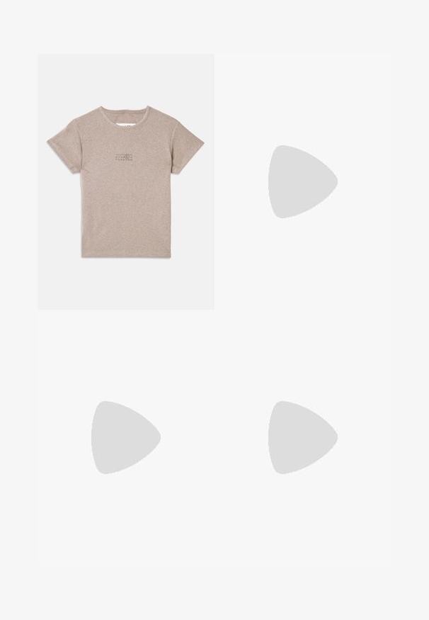 Beżowa, prążkowana koszulka bawełniana z krótkim rękawem, okrągłym dekoltem i niewielkim nadrukiem z przodu. Prosty design i miękka faktura.; Osoba ubrana w luźne, brązowe spodnie z sztruksu, z dłońmi w kieszeniach i czarnymi butami, pokazana od połowy torsu do stóp na białym tle.; Czarne skórzane botki za kostkę z wyciągniętym noskiem, smukłym obcasem w stylu stiletto i gładką teksturą. Minimalistyczny design bez widocznych elementów metalowych czy akcentów.; Granatowa skórzana kopertówka o strukturze krokodyla, z srebrnym łańcuszkiem i metalowym zapięciem. Prostokątny kształt z zapięciem na klapkę.