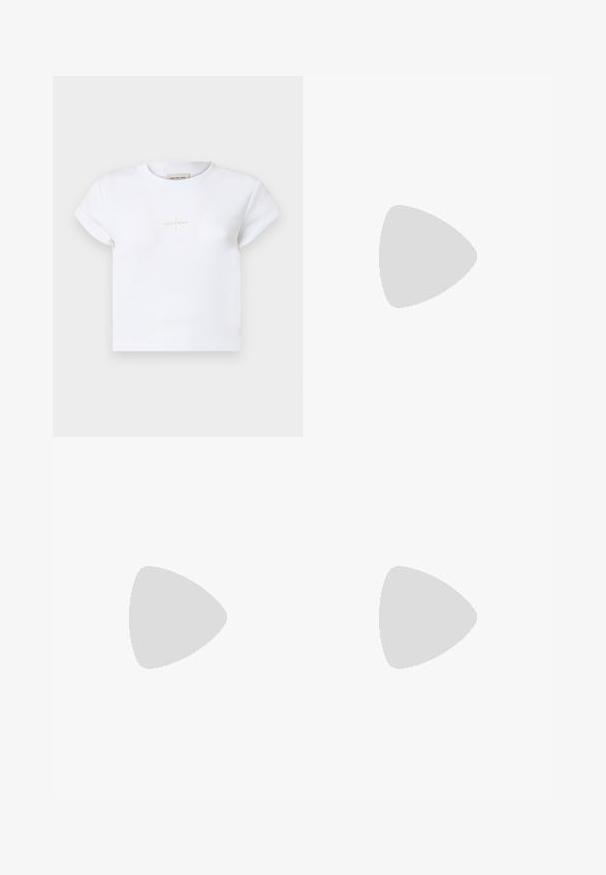 T-shirt de algodão branco de manga curta, com um discreto logo dourado "Calvin Klein" na frente e decote redondo.; Saia midi preta com forma em A, feita de um tecido suave, com um detalhe decorativo de corrente dourada na cintura.; Sapato slingback de bico fino em couro bege, com um design recortado, salto quadrado de 5 cm e uma textura suave. Acentos de sola preta.; Mala de mão branca em pele com uma forma curva, apresentando um logo "CK" em relevo na frente e uma alça de ombro única. Fecho com zíper na parte superior.