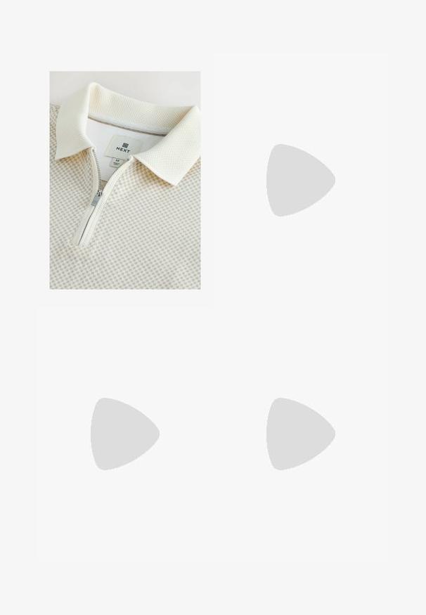 Polo s krátkým rukávem, světle barevný, s na zip a texturovaným límcem a kostkovaným vzorem. Na štítku je nápis "NEXT", velikost M, se stříbrným zipem.; Béžové lněné joggingové kalhoty s elastickým pasem a nastavitelnou šňůrkou, které mají elastické manžety a volný střih. Hladká textura.; Hnědá nubuková nazouvací bota s zaoblenou špičkou, která má pletenou juty podešev a malý dekorativní pásek přes přední část.; Zlaté sluneční brýle s kulatými, zelenými skly. Tenké stranice mají průhledné plastové koncovky a na skle je vyobrazeno logo.