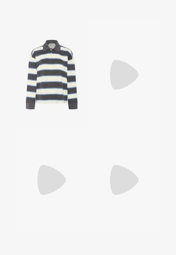 Polo a maniche lunghe a righe orizzontali blu navy e bianche con accenti azzurri. Presenta un collo a polo e una patta con tre bottoni.; Gonna grigia a pieghe realizzata in tessuto testurizzato, con strisce verticali, una vita con passanti per cintura e una silhouette a campana.; Ballerina nera in pelle con un piccolo fiocco sul davanti e un logo dorato vicino al tallone, mostrata in profilo laterale su sfondo bianco.; Borsa in pelle nera a forma curva, dotata di una singola tracolla e dettagli cuciti che aggiungono texture e interesse visivo. Chiusura con zip inclusa.