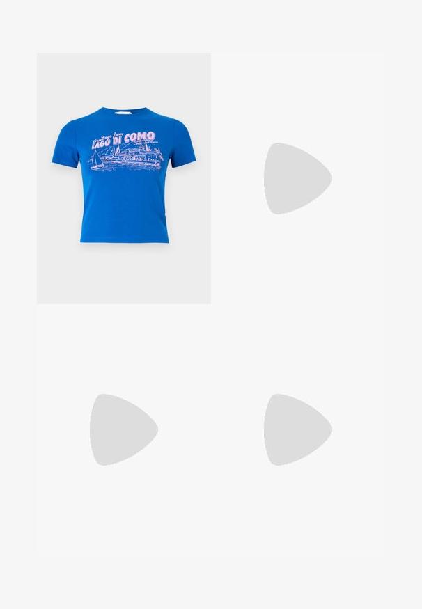 Camiseta de algodón azul con mangas cortas. El frontal presenta un gráfico rosa de una escena del lago con el texto "Saludos desde LAGO DI COMO" y edificios.; Vaqueros de mezclilla blanca de cintura alta, con una etiqueta de cuero marrón en la parte trasera y una pequeña etiqueta de logo roja en el bolsillo trasero.; Zapatilla de ante rosa con acentos en gris, diseño aerodinámico, parte superior texturizada y suela de goma negra. Presenta el logo de Puma en el lateral.; Miriade A SPALLA HILARY - Bandolera - azzurro