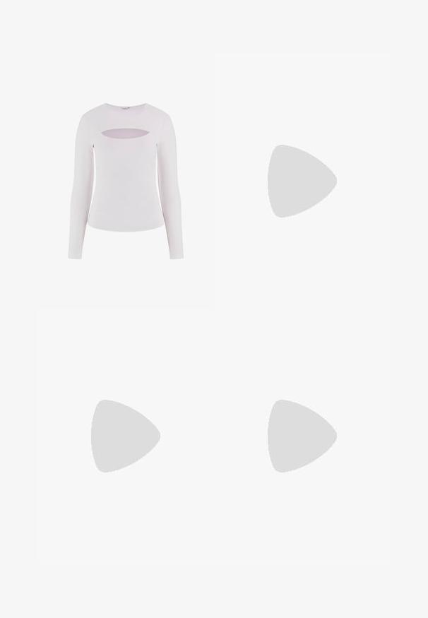 Weißes Langarmoberteil mit geripptem Textil, das einen runden Halsausschnitt und ein horizontales Ausschnittdetail unter dem Halsausschnitt aufweist.; Grauer Woll-Maxikleid mit geradem Schnitt und elastischem Bund, der eine weiche Textur und eine glatte Oberfläche aufweist. Keine sichtbaren Muster oder Akzente.; Rote Lackleder-Slingback-Schuhe mit spitzem Zehenbereich, hohem Absatz und Ausschnittdesign zur Belüftung. Verstellbarer Riemen für einen sicheren Sitz.; Schwarze Wildleder-Handtasche mit gewölbtem Design, verziert mit Nietenakzenten und einer strukturierten Oberfläche. Verstellbarer Tragegurt mit Nieten entlang des Randes.