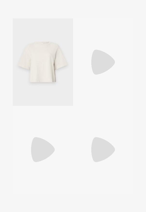 Krēmkrāsas īsais T-kreklis, izgatavots no ribota auduma, ar apaļu kakla izgriezumu un īsām piedurknēm, piedāvā brīvu piegriezumu.; Garšs balts svārks ar gludu, plūstošu audumu. Tam ir vienkārša, elastīga jostasvieta un taisna silueta, kas sasniedz potītes garumu.; Balts ādas blokpārklājs ar siksniņu ap potīti, kurai ir sprādze un minimālistisks dizains. Atvērta purna un gludas virsmas visā apavā.; Rūpīgi pleatota bežīga ādas somiņa ar sudraba metāla rāmi, kurai ir divas apaļas dekoratīvas sprādzes un sudraba ķēdes siksna.