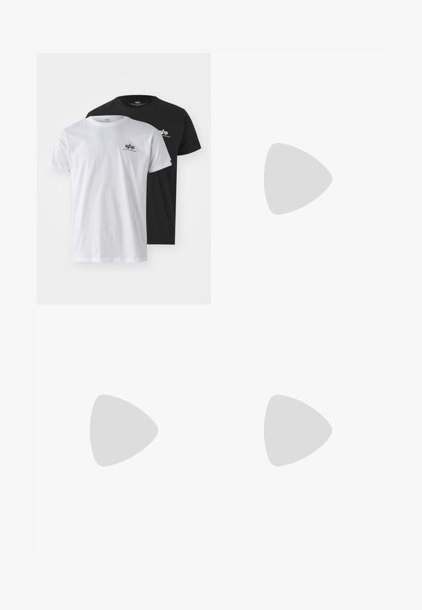 Két rövid ujjú póló, az egyik fehér, a másik fekete, pamutból készült, a mellkason egy kis Alpha Industries logóval.; Fekete pamut rövidnadrág elasztikus derékkal, egyenes szabással és oldalsó zsebekkel. Elöl narancssárga hímzésű "No Problemo" felirattal rendelkezik.; Könnyű sportcipő, amely hálós és velúr felsőrésszel rendelkezik, lágy krémszínű árnyalatokban, vastag talppal és háromdimenziós díszítésekkel.; Fekete húzózsinóros táska, tartós anyagból készült, logóval ellátott folt található rajta, keresztben hordva, világos zöld kapucnis felsővel párosítva.