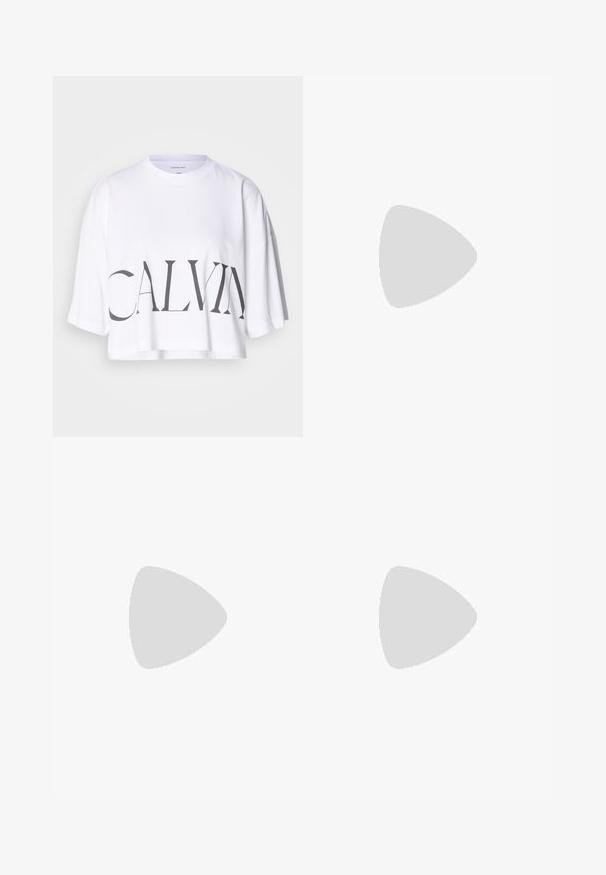 Valkoinen lyhytnenäinen t-paita, joka on valmistettu puuvillasta ja jossa on rohkeaa mustaa tekstiä "CALVIN" edessä. Lyhyet hihat ja rento malli.; Musta kimalteleva levenevä hame, jossa on sileä vyötärö, valmistettu teksturoidusta materiaalista. Hameessa on pidempi takaremmi ja hienovarainen kimalleefekti.; Mustat nahkasaappaat nilkkapituisilla, lohkareella, joissa on joustavat sivupaneelit. Yhdistetty mustiin housuihin, joissa on valkoinen sivuraita.; Musta nahkainen käsilaukku, jossa on kerroksellinen muotoilu, kaksinkertainen nauhakiinnitys ja irrotettava olkahihna. Sisältää metallisen logo-yksityiskohdan.