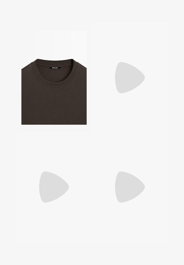 T-shirt a girocollo in cotone marrone con collo a coste. Presenta un'etichetta interna che indica "Massimo Dutti, Made in Portugal." Texture liscia.; Gonna avvolgente in finta pelle marrone con una finitura liscia e un taglio diagonale, caratterizzata da bordi puliti e una chiusura con zip laterale.; Sandali con tacco in suede nero, con una sottile fascia alla caviglia, design open toe e un discreto tacco a blocco. Texture liscia e decorazioni minime.; Borsa a spalla in pelle marrone con due manici lunghi, forma rettangolare strutturata, texture liscia e dettagli di cucitura sottili.