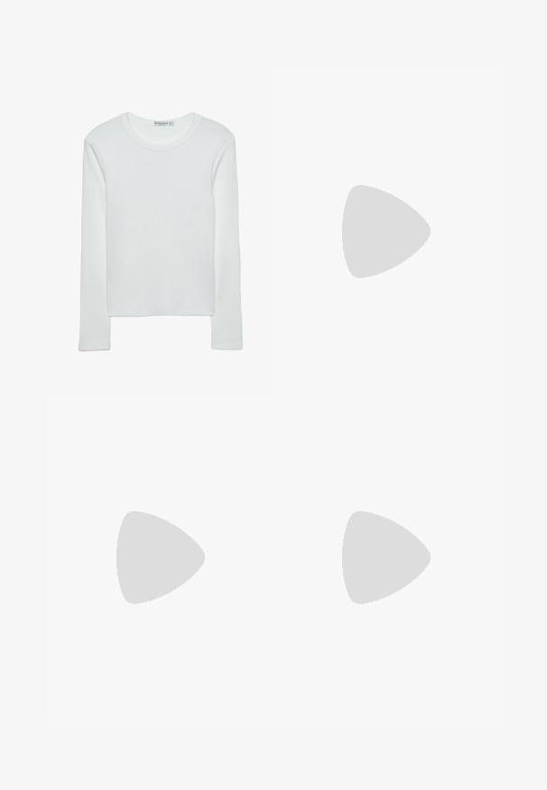 Weißes Langarm-T-Shirt aus geripptem Stoff mit Rundhalsausschnitt und geradem Saum. Schlichtes, einfarbiges Design.; Helle blaue weit geschnittene Jeans aus Denim, mit mittelhoher Taille, fünf Taschen und einem Knopfverschluss mit einem schlanken Metallelement.; Hellmintgrüne und weiße Sneakers aus Wildleder und Mesh-Materialien, mit einer strukturierten Sohle und passenden Schnürsenkeln. Mit perforierten Details akzentuiert.; Schwarze rechteckige Brille mit klaren Gläsern. Glänzende Oberfläche, schmale Bügel und lila Tönung an den Rändern der Gläser sichtbar.; Blaues Denim-Tasche mit einer gepolsterten, runden Form und einem gebogenen Griff. Die Textur ist weich, mit sichtbaren Nähten und einer glatten Oberfläche.