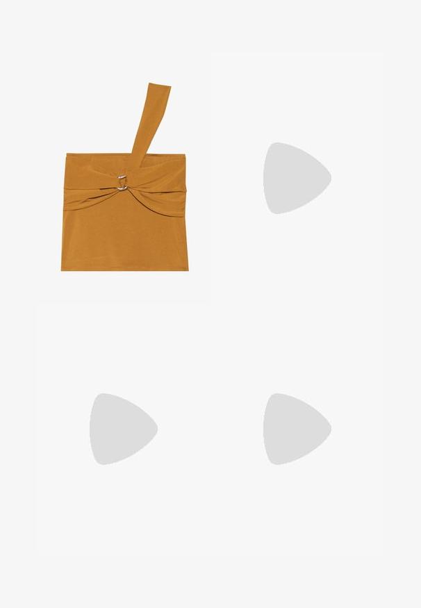 Hořčicově žlutý top s jedním ramenním páskem, zkrouceným předním detailem a kovovým kroužkem jako akcentem. Vyrobeno z měkké, elastické látky.; Světlé modré denimové culottes s širokými nohavicemi, vybavené předními a zadními kapsami a zapínáním na knoflík v pase. Hladká textura.; Černé sandály na tenkém podpatku se čtveratou špičkou a nízkým blokovým podpatkem. Mají několik tenkých popruhů a nastavitelné zapínání okolo kotníku. Vyrobeny z hladké kůže.; Černá kožená tote taška s hladkým povrchem, strukturovaným tvarem, dvěma uchy a výrazným stříbrným detailem s přezkou na přední straně.