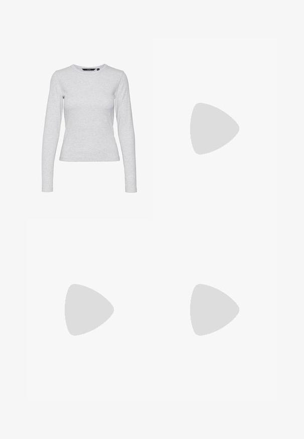 Camisola de manga longa cinza claro feita de um suave tecido de algodão misto. Apresenta um decote redondo e uma silhueta ajustada, sem padrões ou detalhes.; Calças de cintura alta, de perna larga, em cinza escuro com riscas verticais finas. Apresentam um look sob medida e uma textura suave. Detalhe de pregas na parte frontal.; Bota ankle preta feita de couro liso, com bico pontudo, salto quadrado e costura em relevo distinta na borda superior.; Bolsa de couro preta com formato retangular, hardware dourado, aba frontal e um detalhe de logotipo circular. Apresenta uma alça única ajustável.