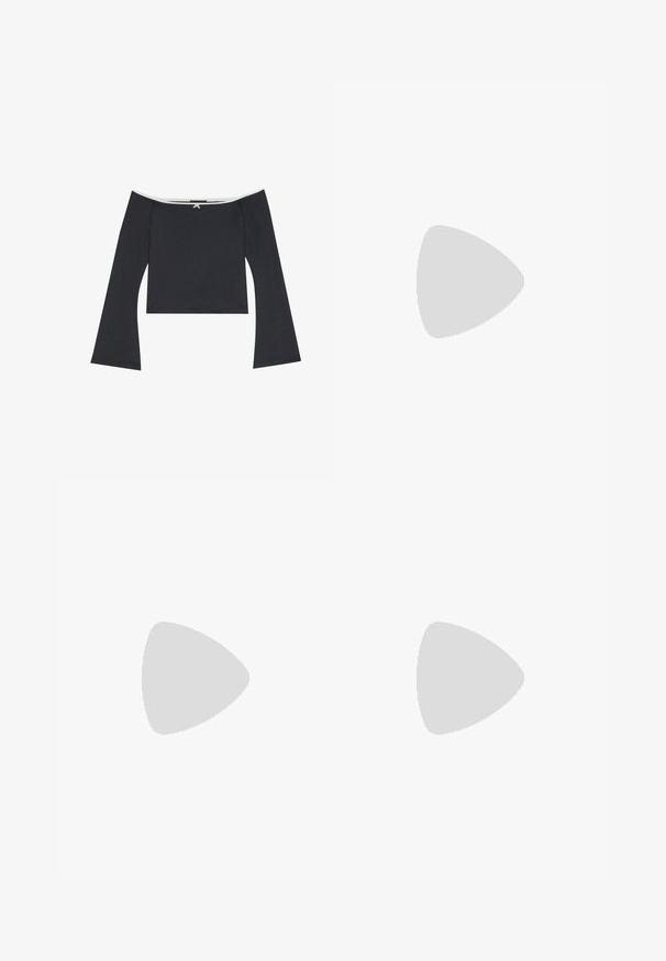 Črn off-the-shoulder kratki top z dolgimi razširjenimi rokavi, gladko teksturo in belim robom okoli izreza. Na hrbtu je okrasna vozelna podrobnost.; Umjetne kožne hlače tamno sive boje s uzorkom zmijskog uzorka. Imaju prednje kopčanje na dugme, ravne nogavice i klasičan oblik sa pet džepova.; Srebrna visoka sanda s sijočim dizajnom trak, ki vsebuje akcent v obliki bisera in spiralno pašček okoli gležnja za varen oprijem.; Črna usnjena torbica s ukrivljeno obliko, z odstranljivo naramnico in zlatimi dodatki. Torbica ima pokrov s podrobnostmi v obliki zaponke.