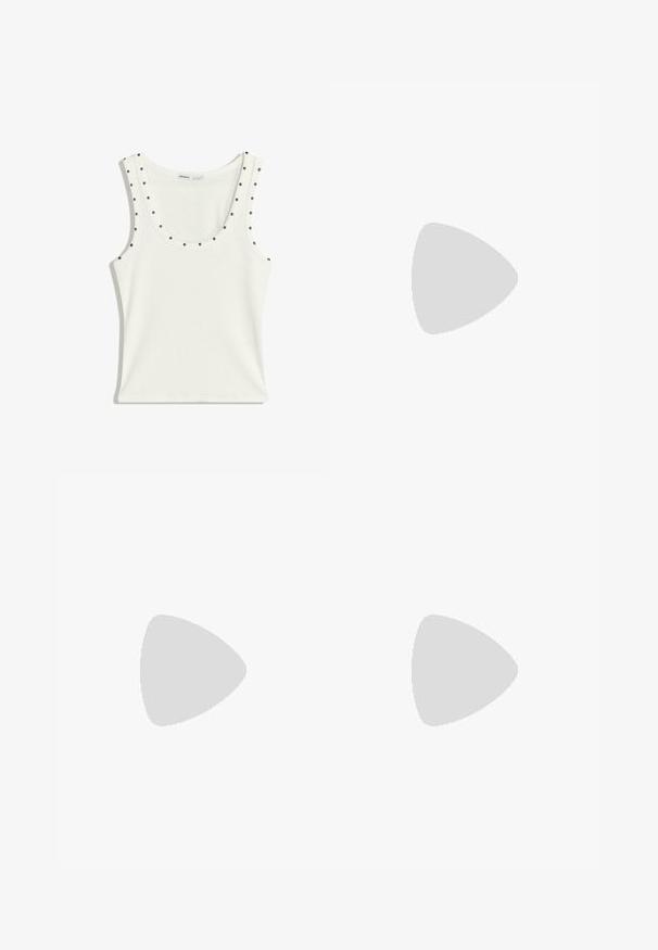 Witte mouwloze tanktop van ribgebreide stof, met zwarte studs langs de halslijn en armsgaten. Eenvoudig, aansluitend ontwerp.; Grijze sweatshirt met "S&D GYM ATHLETIC" grafiek in zwart, textuurstof en geribbelde manchetten, gelaagd over een witte blouse met kraag en een geruite rok.; Luipaardprint muiltjes met een lage, zwarte stilettohak. Bovenwerk van zacht materiaal met een knoopdetail aan de voorkant en een gladde, platte zool.; Geweven bruin handtas met een ronde silhouet, voorzien van een bovenhandvat en een gestructureerde oppervlakte. Compact ontwerp met een platte basis voor stabiliteit.