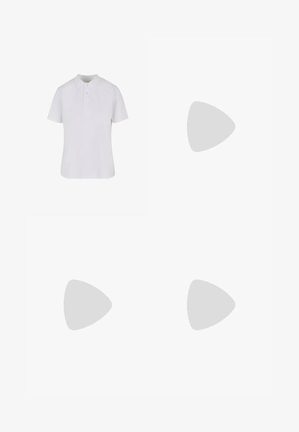 Polo a maniche corte bianco in cotone. Presenta un colletto, una chiusura a tre bottoni e cuciture rinforzate. Texture liscia.; Jeans in denim azzurro chiaro con un design a gamba larga, caratterizzati da zone sbiadite, tasche frontali e un motivo di cucitura distintivo lungo i lati.; Scarpa piatta in pelle marrone con punta rotonda, dotata di una cinghia decorativa e di un piccolo accento metallico; superficie liscia e suola discreta.; Borsa a spalla in pelle marrone con due manici lunghi, forma rettangolare strutturata, texture liscia e dettagli di cucitura sottili.