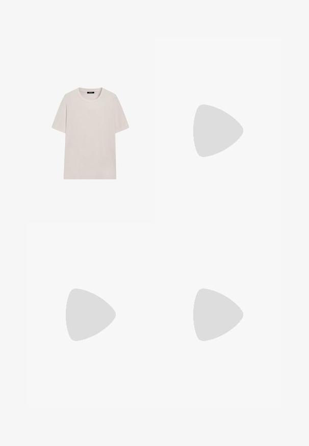 Korte ærmer, rundhalset T-shirt i en lys beige farve, lavet af blødt bomuldsstof med en glat overflade og minimalistisk design.; Beige skræddersyede bukser med en glat stof, slim fit og frontfold. Båret med sorte loafers, der viser et enkelt, moderne design.; Beige ruskind slip-on sko med en rund tå, syet detaljering og en hvid gummisål. Enkel design med en glat tekstur.; Brune, translucent solbriller med mørke linser, der har et geometrisk rammedesign og indgraveret branding på brillestængerne.