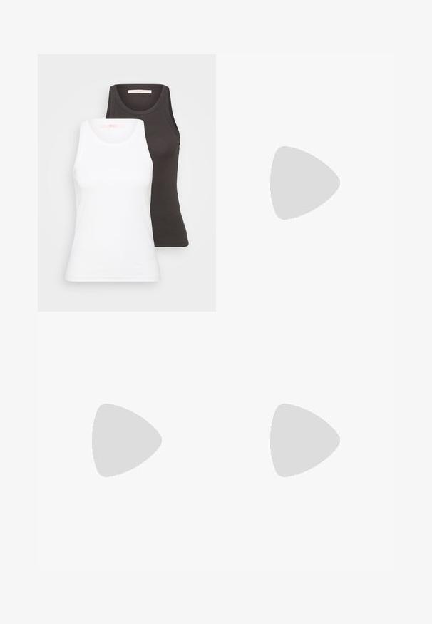 To t-skjorter i hvit og mørkegrå, med ribbet tekstur, rund hals og uten ermer. Merker er på innsiden av halsen.; Lyseblå denim bukser med vidde nederst, med fem lommer, funksjonelt knappefeste og kontraststing langs sømmene.; Leopardmønstret slingback pumpsko med spidse tæer og gennemsigtig blokhæl. Lavet af glossy materiale med en glat tekstur.; Sølv ringøredob med en polert finish, med små gull detaljer og en rund form, båret på øreflippen.