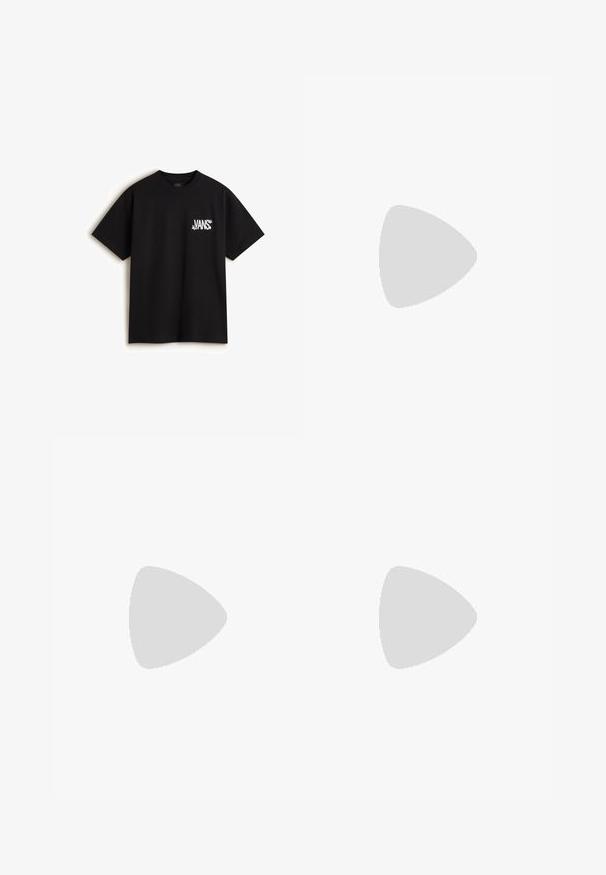 Vans CHAOS - Camiseta estampada - black; Pantalones vaqueros de mezclilla azul con corte recto, cinco bolsillos y cremallera. Presentan un desvanecimiento sutil y costuras en contraste a lo largo de las costuras.; Zapatillas de ante negras con un acabado texturizado, suela de goma y un simple sistema de cordones negros. Presentan un logotipo lateral y un diseño de perfil bajo.; Bolso bandolera negro con un compartimento principal con cremallera, bolsillo frontal, correa ajustable y un parche de logo visible en la tapa.
