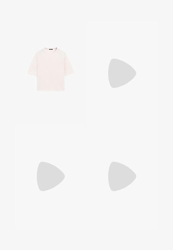 T-shirt a maniche corte e collo rotondo in morbido tessuto rosa chiaro. Vestibilità ampia con orlo dritto e senza modelli o decorazioni visibili.; Salopette in corduroy marrone a gamba larga con zip frontale e spalline regolabili, dotata di passanti per la cintura e due tasche frontali.; Sandali con tacco in pelle verniciata rosa, con punta quadrata, cinturini stretti e un tacco a blocco geometrico. Presentano un dettaglio con fibbia sul cinturino.; Borsa a tracolla in pelle marrone con forma curvata, hardware dorato e un dettaglio con fibbia. Presenta una tracolla rimovibile.