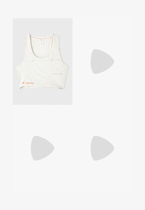 Fehér sportos ujjatlan póló, lekerekített nyakkivágással, narancssárga márkázott díszítéssel és fémes nyomással a "fuss a gondolattal" felirattal. Minimalista design elemek jellemzik.; Olíva zöld sportnadrág, rugalmas derékbőséggel, belső béléssel, perforált oldalsó panelekkel és piros logóval.; Rózsaszínű sportcipők, struktúrált fehér szövet felsőrésszel, narancssárga fűzőkkel és vastag, párnázott talppal. Háromcsíkos design az oldalon.; Zöld mintás kerettel, fekete szárakkal és szürke lencsékkel rendelkező sport napszemüveg. A dizájn körbeölelő stílust és merész, sportos formát mutat.