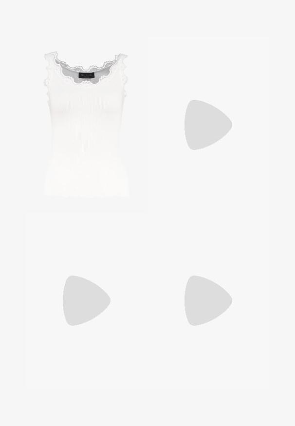 Top in cotone bianco a coste con pizzo sul collo e sulle maniche. Presenta una texture morbida e una forma aderente. Etichetta del marchio visibile all'interno.; Gonna grigia con una texture liscia, dotata di una vita piatta, due tasche frontali e un design dritto.; Sneaker bianchi in rete con accenti argento e suola testurizzata, posizionati su una superficie rossa, abbinati a pantaloni a scacchi.; Occhiali da sole neri e angolari con lenti grigie; realizzati in plastica, con aste spesse dalla superficie liscia e senza hardware visibile.