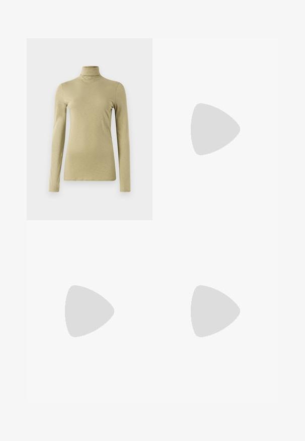 Langarm-Turtleneck-Top in hellem Olivgrün, mit schlanker Passform und glattem, leicht strukturiertem Stoff ohne Verzierungen.; Braune, gewebte Hosen mit maßgeschneidertem Schnitt, die eine Falte auf der Vorderseite und gerade Beine aufweisen. Das Material ist strukturiert und leicht glänzend.; Schwarze Lederstiefelette mit spitzer Zehe, Stiletto-Absatz und einem goldenen Schnallenakzent an einem Riemen um den Knöchel. Glatte Textur.; Schwarze Handtasche mit strukturierter Form, glatter Textur und einem metallischen Verschluss. Kombiniert mit weiten schwarzen Hosen und offenen Sandalen auf einem Holzboden.