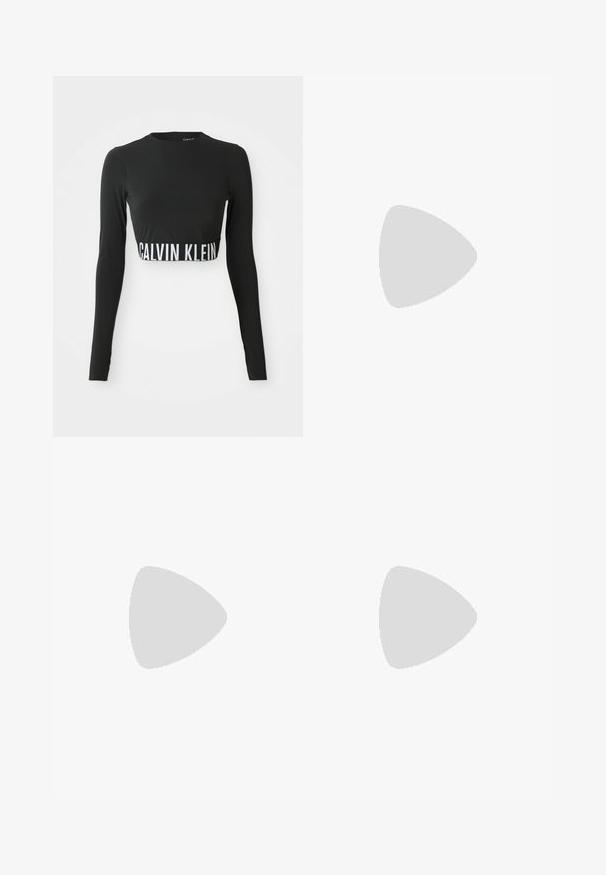 Svart långärmad crop top med hög hals och vit "Calvin Klein" logoband runt midjan.; Svarta leggings med en vit "CALVIN KLEIN"-logga på midjan. Slätt material, figursydd design, med nätinslag vid anklarna.; Svart låg sneaker för atletisk användning med andningsbar mesh, snörningsdesign, texturerad sula och "cK"-logotyp på sidan.; Silver ringörhängen med en slät, rund design och en elegant, polerad yta. Har en minimalistisk form med en liten öppning.