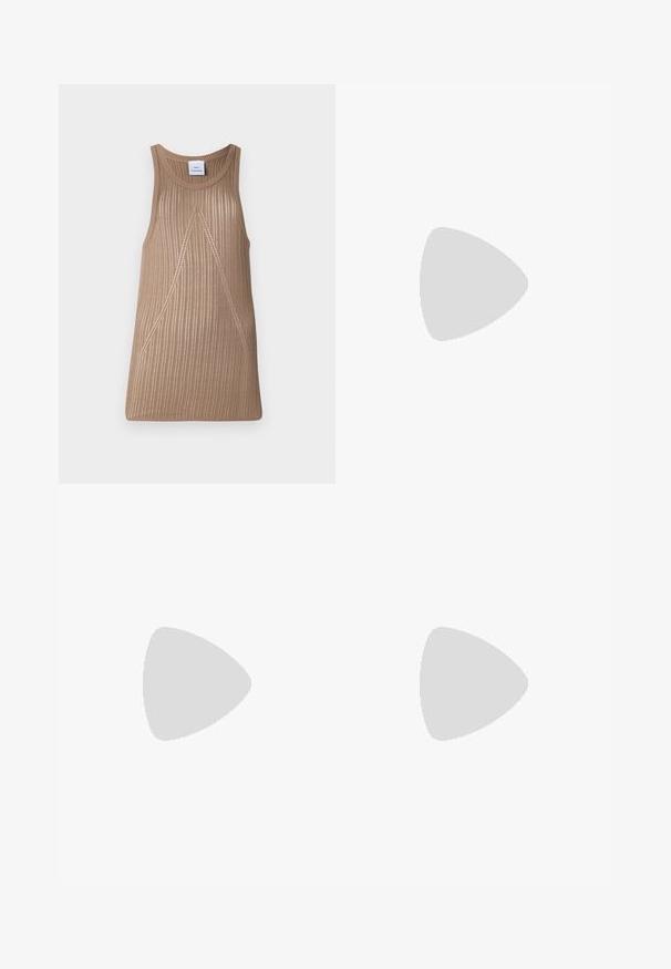 Beige, ermeløs strikket topp med en ribbestruktur, som har en A-linjeform og subtile diagonale sømdetaljer.; Jeanskjørt, midtlengde, lys blå vask, høy midje, fem-lommers design, rett passform, falmet tekstur, med synlige sømdetaljer.; Svart skinnballettflatt med rund tå, glatt tekstur, minimal sømdetalj, og et fleksibelt såledesign.; Svart læderhåndtaske med frynsedetaljer, guldkæde skulderrem og udskåret håndtag. Har logo placeret på forsiden.