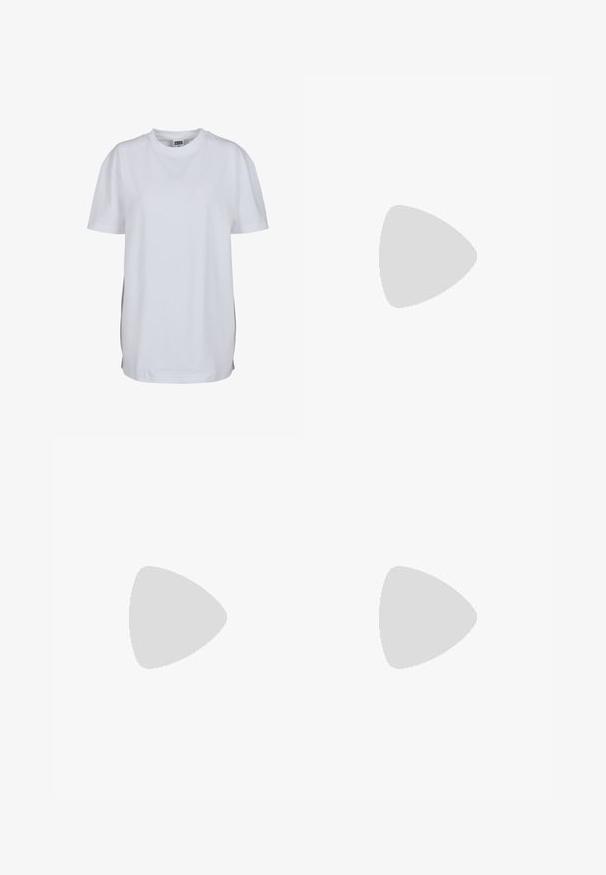 Tricou alb cu mânecă scurtă, fabricat din bumbac, cu guler rotund și o croială lejeră, fără modele sau grafice vizibile.; Pantaloni sport navy, cu un tiv elastic, picioare drepte și fermoare laterale. Prezintă margini albe pe laterale. Textură de țesătură netedă.; Pantof cu toc Mary Jane din piele patentată neagră, cu vârf ascuțit, curea ajustabilă și toc bloc, având un finisaj lucios și un design minimalistic.; Ochelari de soare rectangulari negri cu lentile verzi, finisaj mat, accente hardware subtile și logo embosat pe bradă.; Geantă hobo din piele neagră, cu o formă moale și curbată. Prezintă un mâner lat în partea de sus și pliuri la bază pentru o textură lejeră.