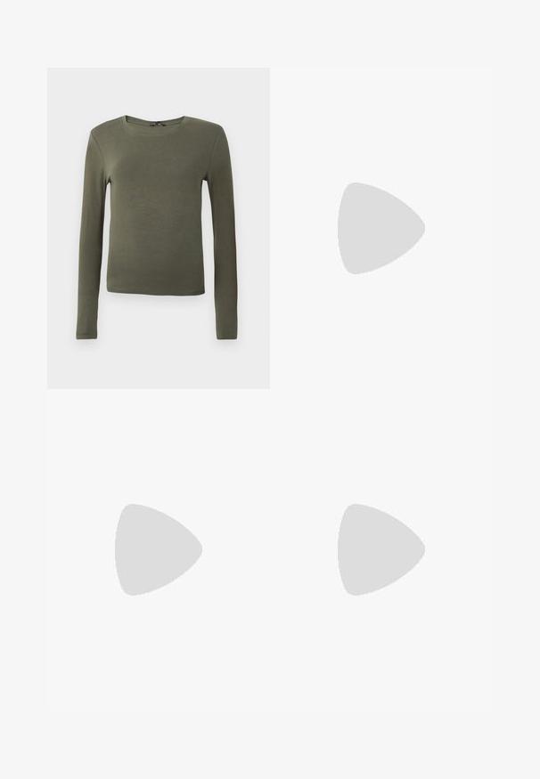 Langærmet olivengrønt top, lavet af glat stof, med en rund halsudskæring og en tætsiddende design uden mønstre eller detaljer.; Mørkeblå mini-nederdel i tekstureret stof med en tætsiddende livvidde, for-pleats og en lige silhuet. Ingen synlige hardware eller mønstre.; Høj, mørkebrun læderstøvle med spids tå og stablet blokhæl, vist fra siden på en ensfarvet baggrund.; Hvid rektangulær clutch-taske lavet af skinnende materiale, med en sølv kædetransport. Modellen poser, mens hun fremviser tasken mod en ensfarvet baggrund.