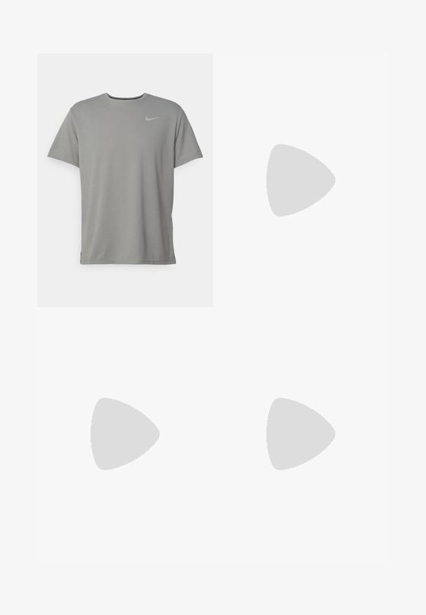 Szürke Nike póló rövid ujjakkal, kerek nyakkivágással és egy kis ezüst logóval a bal mellen. Puha, könnyű anyagból készült.; Fekete sportnadrág könnyű anyagból, rugalmas derékpánttal és oldalsó hasítékokkal a mozgás szabadságáért. Minimális márkázás az oldalon.; Férfi futócipők fehér hálós anyagból, fekete kiegészítőkkel, párnázott talppal, fűzős kivitelben, és strukturált felülettel a tapadás érdekében.; Fekete téglalap alakú napszemüveg sötét lencsékkel, széles kerettel és karcsú fekete szárakkal. A templikon logó található. Simább textúra.