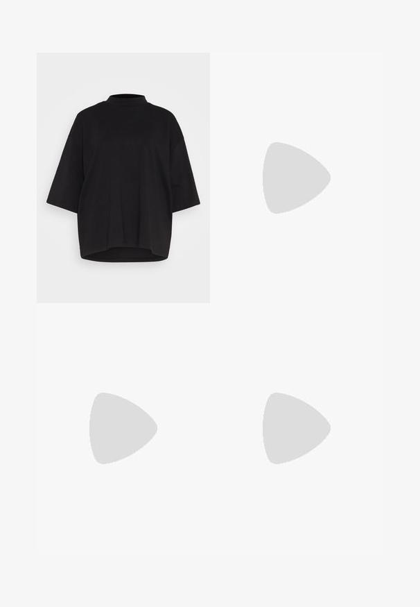 Melnas kokvilnas t-krekls ar augstu apkakli, īsām batwing piedurknēm un brīvu, kvadrātu formu. Gluda tekstūra un noapaļots apakšmalas dizains.; Melnas, augstā jostasvietā izstrādātas bikses ar taisnu kāju dizainu, izgatavotas no gludas kokvilnas auduma. Iekļauj priekšējās kabatas un vienkāršu metāla pogas aizdari.; Melnas spīdīgas ādas loafer kurpes ar sudraba sprādzi un biezu gumijas zoli ar rakstu, attēlota profilā uz baltas fona.; Melnas ādas somiņa ar gludu tekstūru, taisnstūra formu un divām garām rokturiem. Nav redzamu aparatūras vai rotājumu.