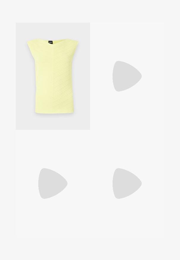 Geel gestructureerd mouwloos topje met een V-vormige halslijn en een horizontaal ribbelpatroon, merketiket zichtbaar bij de halslijn.; Beige joggerbroek gemaakt van glanzend, glad materiaal. Voorzien van een elastische tailleband met trekkoord, zijzakken en taps toelopende pijpen.; Zwarte leren slingback hakken met een spitse neus, voorzien van een slanke hak en een goudkleurige accent op de verstelbare band. Gladde textuur.; Zwarte leren handtas met een gestructureerd ontwerp, featuring een verkorte vorm, bovenhandvat en gouden hardwareaccent. Inclusief verstelbare schouderband.