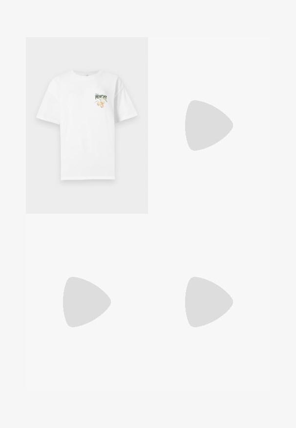 Bela bombažna majica s sproščenim krojem, ki na sprednji strani vsebuje zeleni in breskev grafični motiv z besedilom "Kar breskvasto". Kratki rokavi.; Visokotakšni široki traper hlače v modri barvi z sprednjim gumbom, zadrgo in klasičnim petim žepom.; Črne gležnjarje iz gladke kože z božnim zadrgo, masivnim teksturiranim peto in zaobljeno obliko prstov.; Črna usnjena torba s svilnato teksturo, pravokotne oblike in dvema dolgima ročajema. Brez vidnih metalnih delov ali okrasnih elementov.