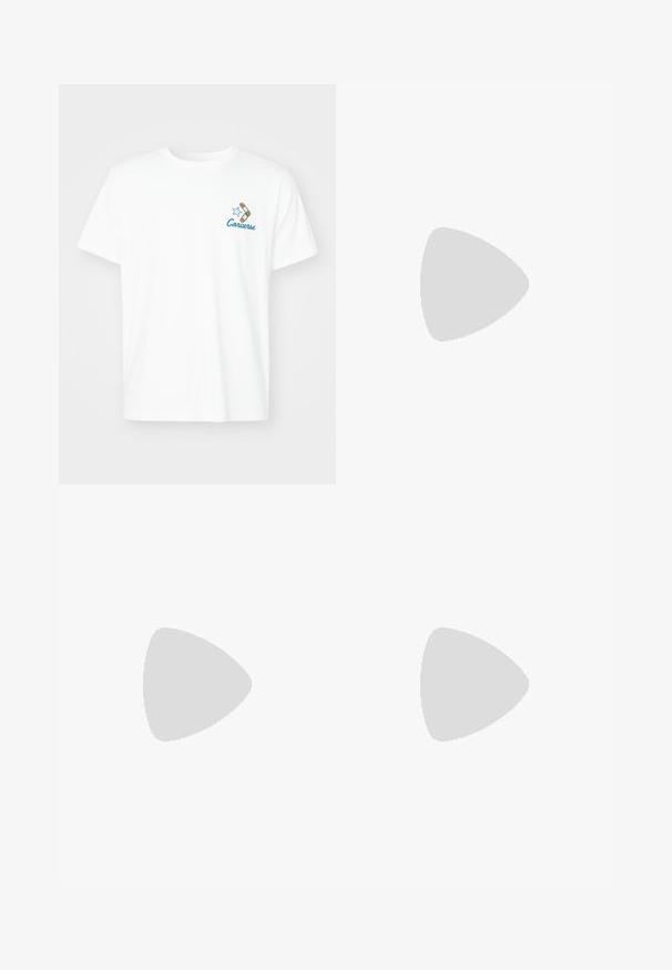 Λευκό κοντομάνικο μπλουζάκι από βαμβάκι με στρογγυλή λαιμόκοψη, που διαθέτει μπλε κεντητό λογότυπο "Converse" και σχέδιο ε�νός αθλητικού παπουτσιού και αστεριού.; Ναυτικό μπλε σορτς φτιαγμένα από βαμβάκι, με ελαστική μέση και κορδόνι. Διαθέτουν πλαϊνές τσέπες και ευθεία γραμμή.; Ναυτικά μπλε αθλητικά παπούτσια με λευκό λογότυπο, επάνω μέρος από σουέτ και πλέγμα, με επενδεδυμένο κολάρο, επίπεδους κορδόνια, και υφασμάτινη υφή από μαύρο καουτσούκ.; Μαύρα γυαλιά ηλίου με οκταγωνικό σκελετό, σκούρους φακούς, γυαλιστερή φινίρισμα, λεπτά άκρα και χρυσές λεπτομέρειες μπροστά.